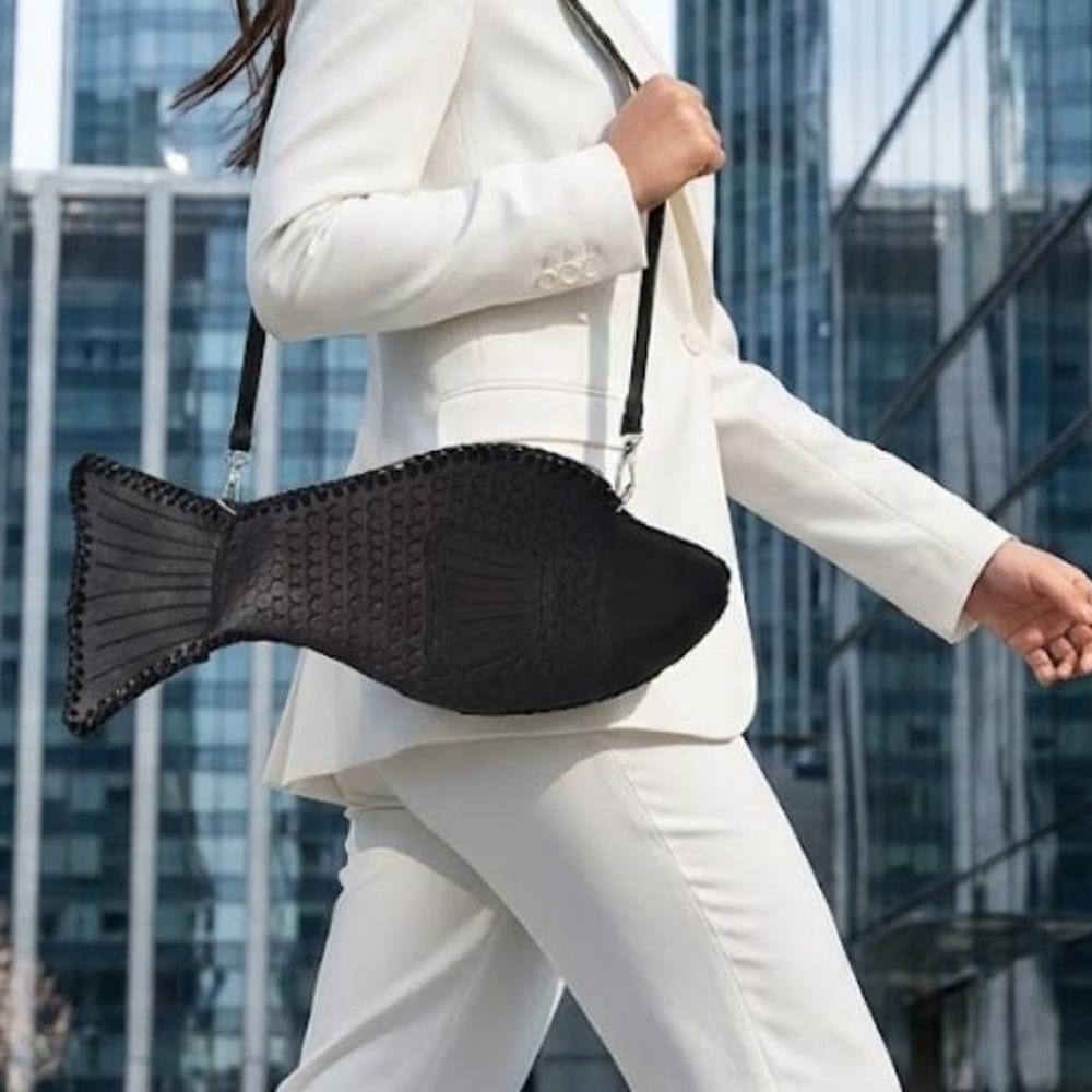Bolso escultural con forma de pez, en cuero negro repujado a mano